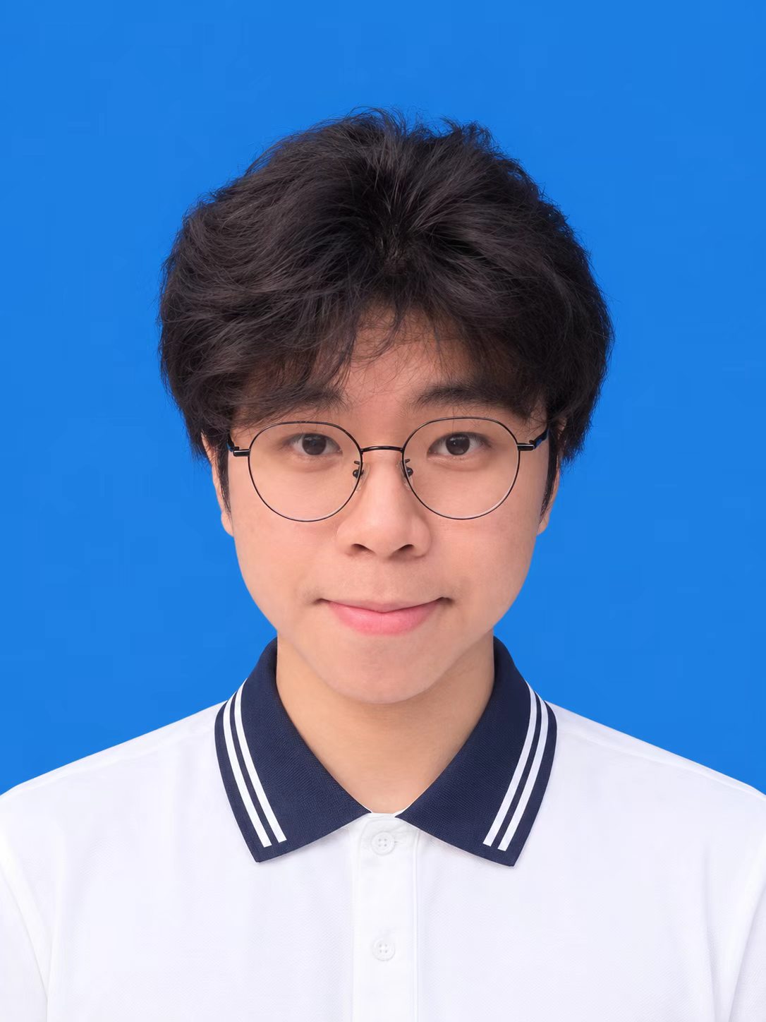 罗子秋，戴圆框眼镜、穿白色 Polo 衫的本人照片